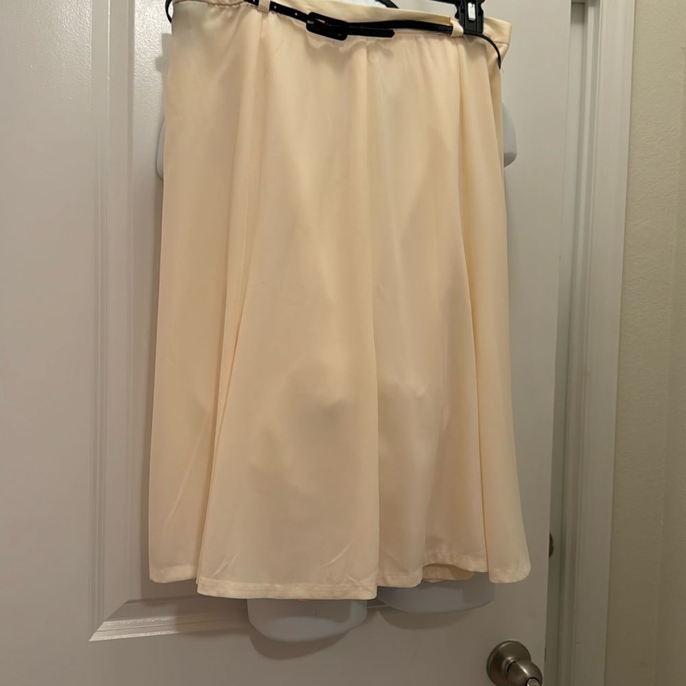 12 NORTONMCNAUGHTON lined cream colored a line skirt, thin black belt